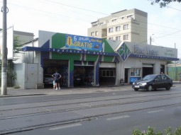 Unde-si spala o femeie masina