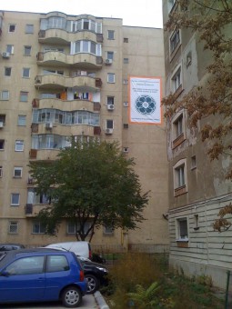 Traiesc intr-un cartier religios si termoizolat