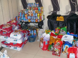 200 de conserve pentru catei si 80 pentru matze