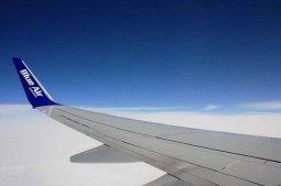 Blue Air fura bani la bagaje