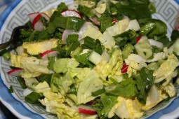 Mici, cartofi noi si salata