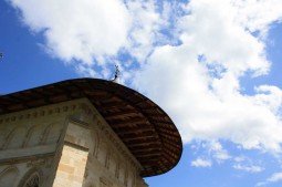 La mormantul lui Stefan: nu va sprijiniti cu piciorul pe piatra funerara