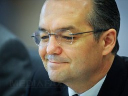 Ca orice român, Boc cosește la iPad