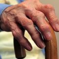 Cine n-are bătrâni va ajunge singur la reumatologie
