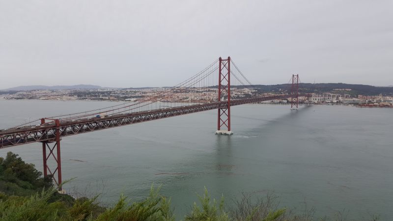 Podul 25 aprilie și Lisabona văzută de pe malul celălalt
