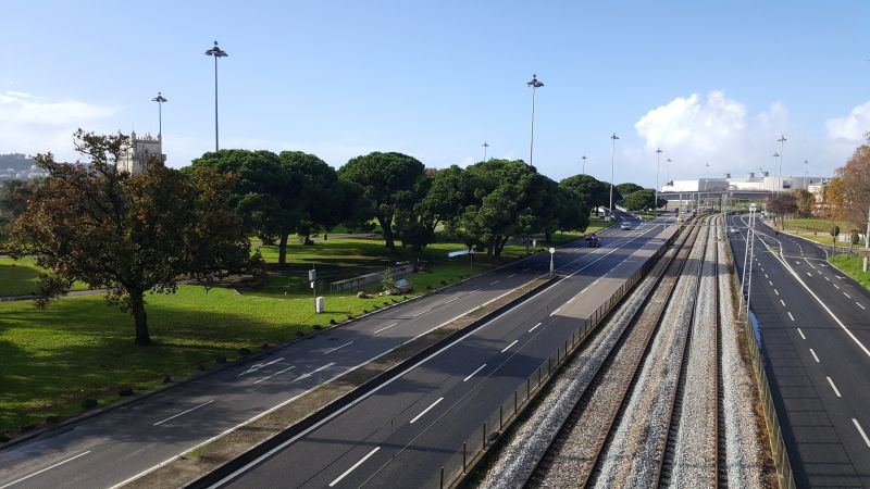 Avenida Brasilia, pe malul apei