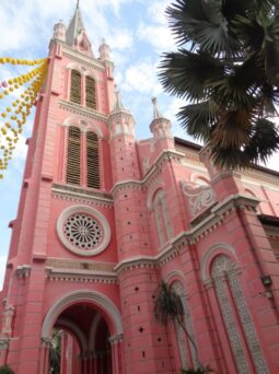 Biserica roz, o bijuterie arhitectonică