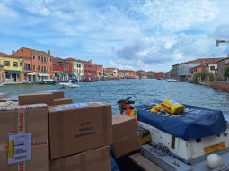 O barcă plină cu sticlă de Murano expediată în SUA