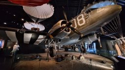 Un avion expus la muzeul Airborne