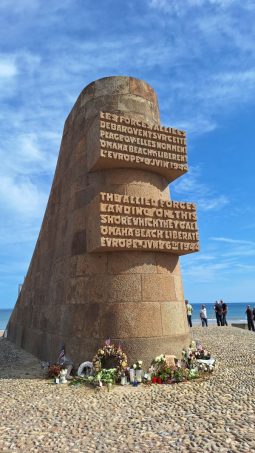 Monumentul standard pus de statul francez, în fiecare loc al debarcării