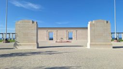 Monumentul închinat englezilor căzuți în Normandia