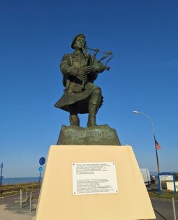 Statuia lscoțianului Bill Millin, care a debarcat cântând din cimpoi