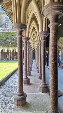 În curtea interioară a mănăstirii Saint Michel