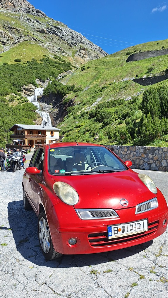 Micra trecând Alpii prin pasul Stelvio