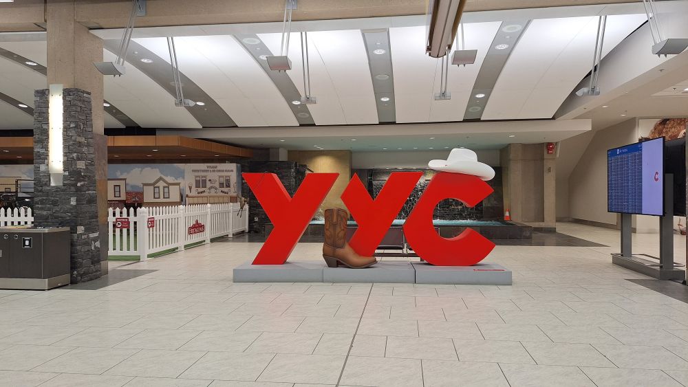 Simbolul Aeroportului din Calgary: cizme și pălărie de cowboy