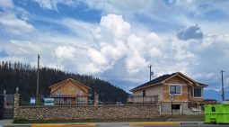 Case aflate în construcție în Jasper