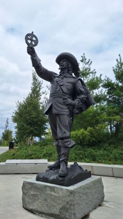 Statuia colonizatorului din parcul dedicat nativilor