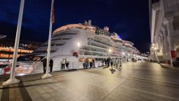 Navă de croazieră în portul Vancouver