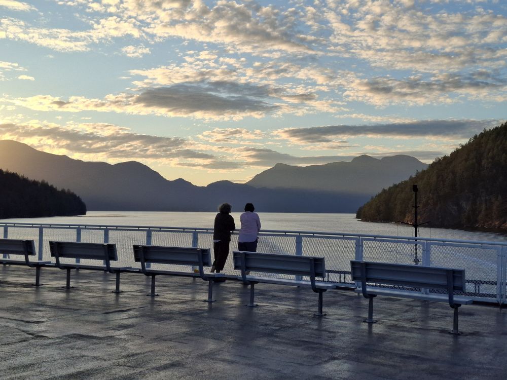 Cu Elena, pe unul dintre numeroasele ferry-uri cu care ne-am tot plimbat în zilele alea