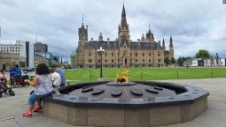 Flacăra eternă încălzește turiștii la fund
