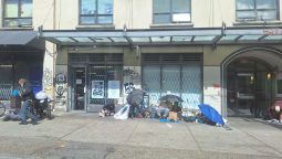 Homeless people pe strada Hastings