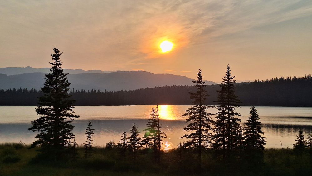 Un apus pe unul din cele 2000 de lacuri canadiene