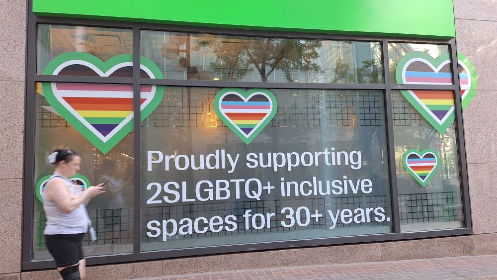 În multe vitrine din Canada se face paradă de cât de incluzivi sunt ei