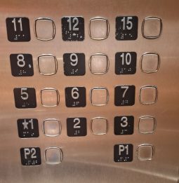 Panoul de comandă al liftului din blocul fără etajele 4,13 și 14