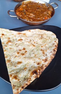Tocana cu curry și pâinea naan