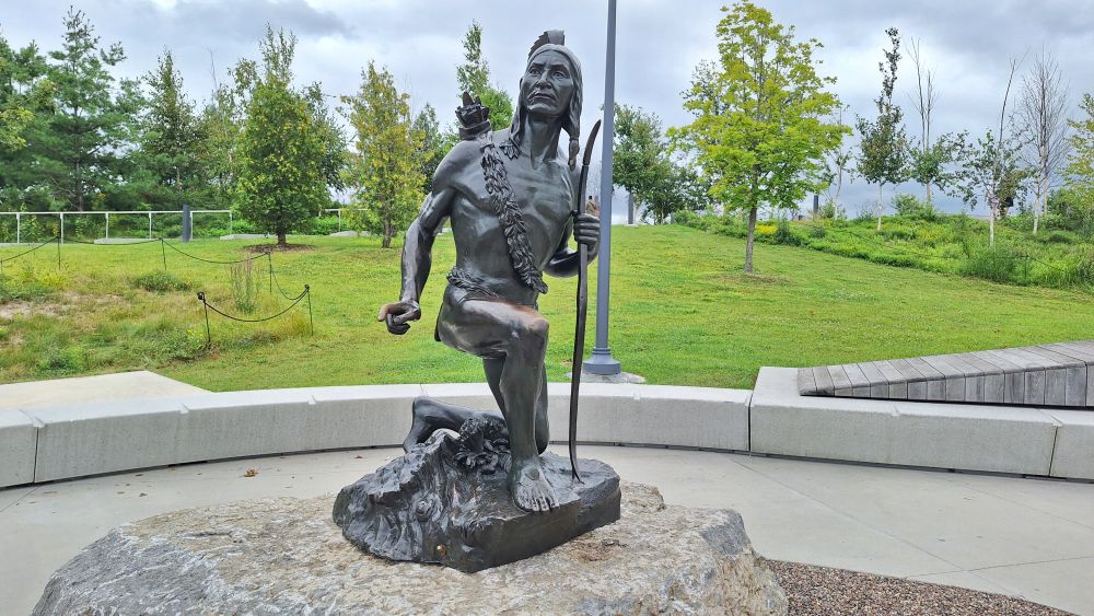 Statuia unui indian în parcul din spatele Parlamentului din Ottawa
