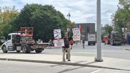 Protestatar în fața Parlamentului