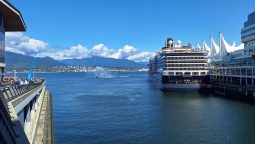 O navă de croazieră ancorată în Portul Vancouver