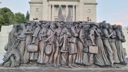 Monumentul imigranților din fața bisericii