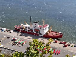 Un vapor la cheiul Quebec-ului