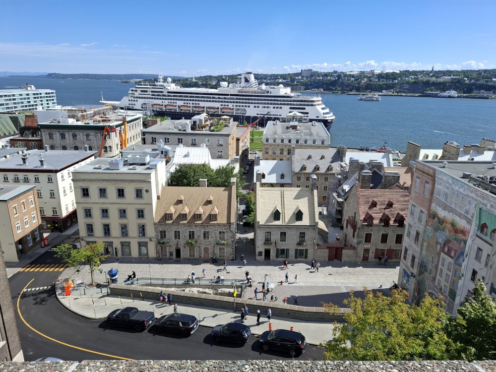 Un vas de croazieră aduce turiști în centrul istoric al Quebec-ului